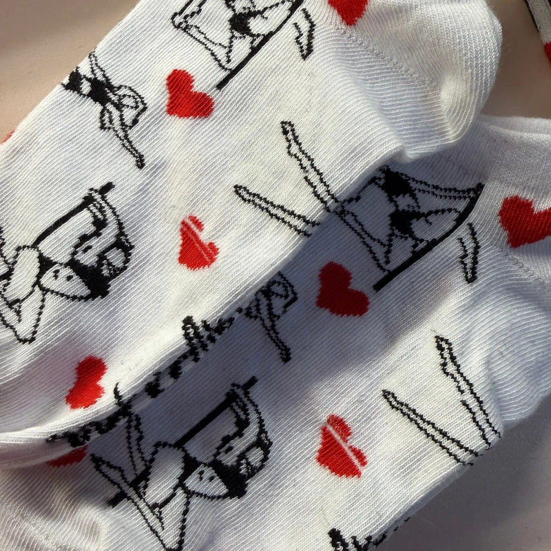 Białe krótkie skarpetki pole dance z outletu — zbliżenie na nadruk
