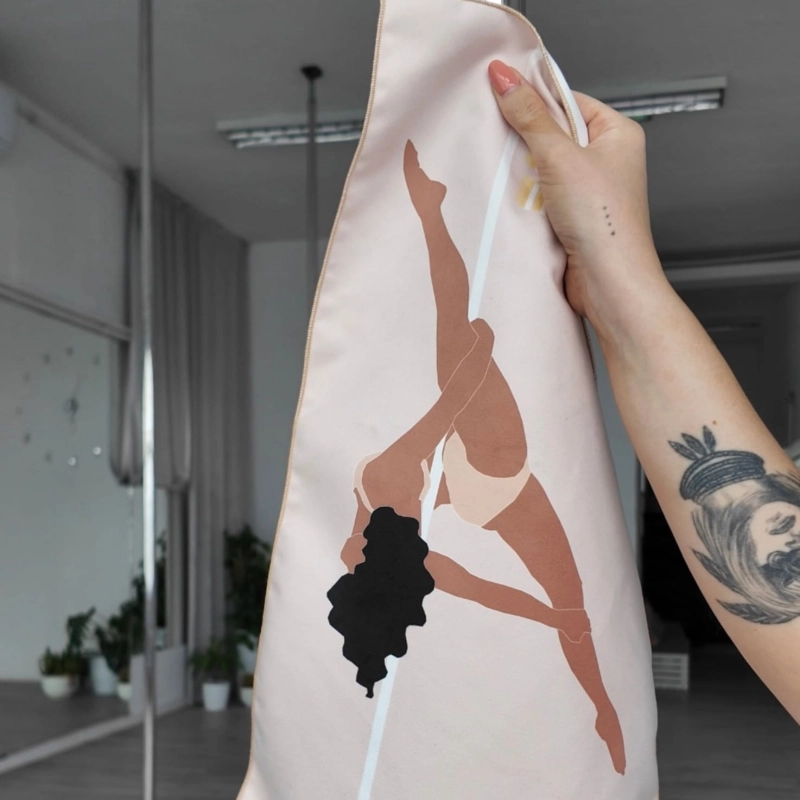Ręczniczek do wycierania rurki lub ciała z mikrofibry. Ozdobiony naszymi pięknymi pole dance grafikami.