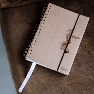 Pole Dance Bullet Journal — okładka z kraftowego kartonu ze spiralą i drewnianą zawieszką
