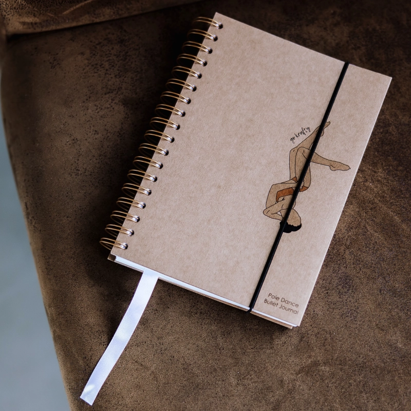 Pole Dance Bullet Journal — okładka z kraftowego kartonu ze spiralą i drewnianą zawieszką