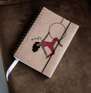 Planer Aerial Hoop — okładka z kraftowego kartonu z ilustracją tancerki na kole