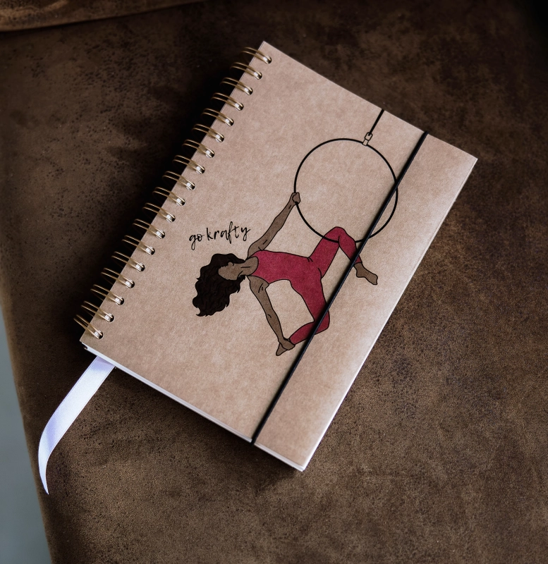 Planer Aerial Hoop — okładka z kraftowego kartonu z ilustracją tancerki na kole