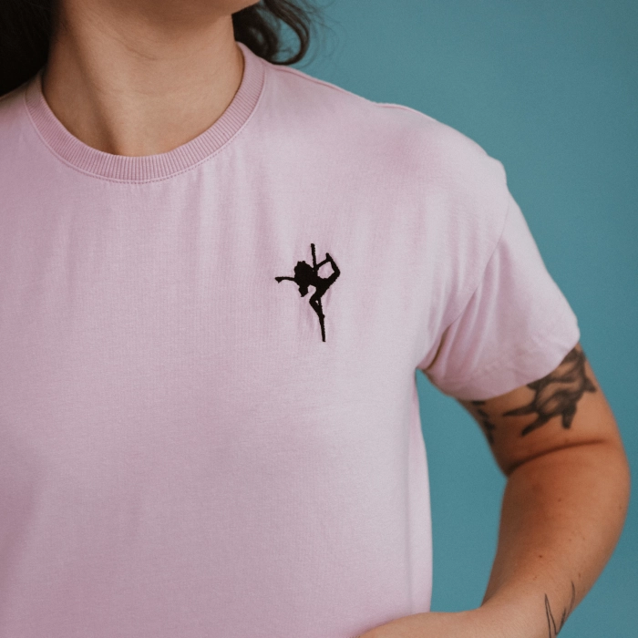 Różowy crop top Pink z haftem tancerki pole dance – detal haftu