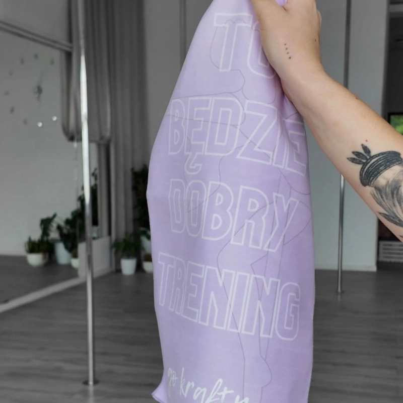 Ręczniczek do rury z napisem To będzie dobry trening — rozłożony przy rurce