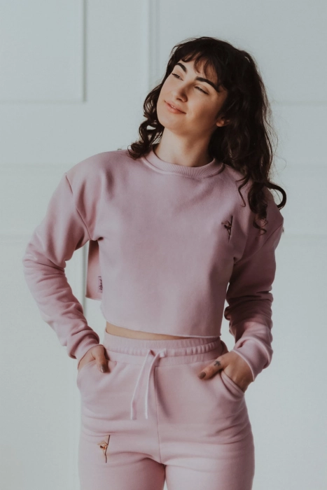 Różowa bluza dresowa Dragontail 2.0 w krótkim kroju – cała sylwetka