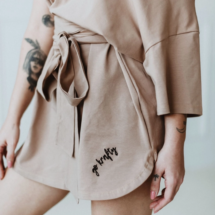 Beżowy oversize t-shirt Exo Choco – detal paska i logo Go Krafty