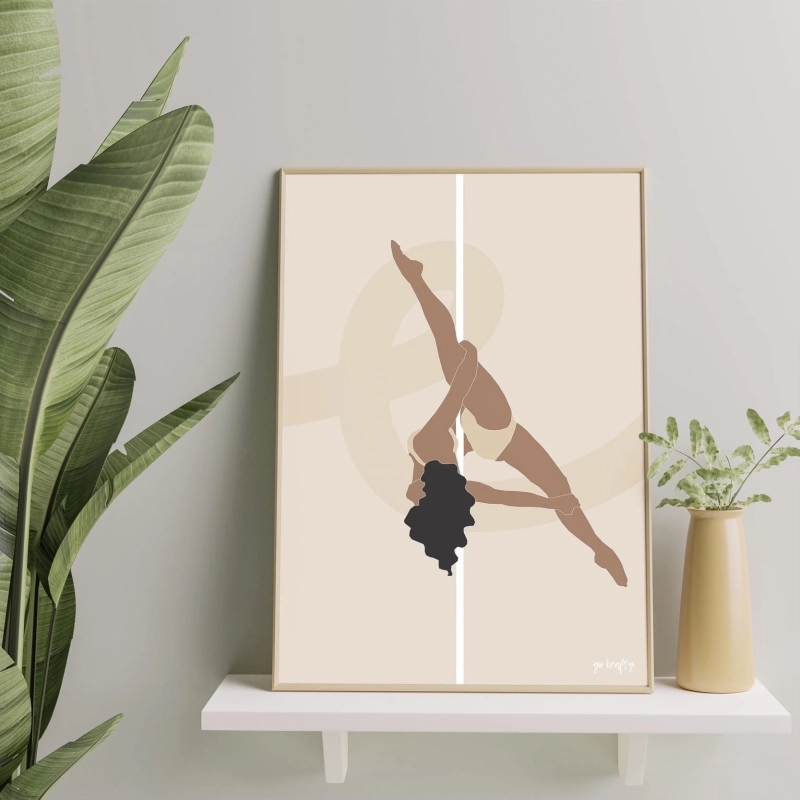 Plakat pole dance Allegra w odcieniach nude — oprawiony, stojący na półce