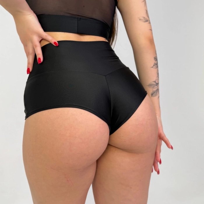 Czarne szorty do pole dance – detal wysokiego stanu z przodu