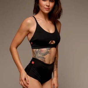 Czarny top do pole dance zestawiony z szortami — cała sylwetka
