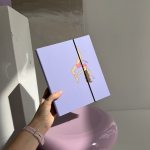 Pole Shapes Book Intermediate fioletowy — segregator z ilustracją tancerki