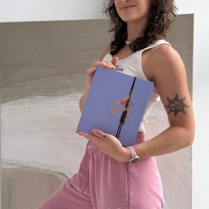 Pole Shapes Book Intermediate fioletowy — segregator z ilustracją tancerki