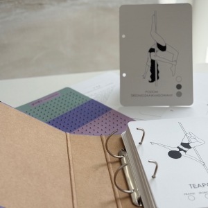 Pole Shapes Book Intermediate fioletowy — segregator z ilustracją tancerki