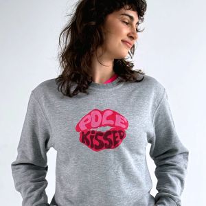 Szara bluza Pole Kissed z różowym nadrukiem ust – przód z bliska