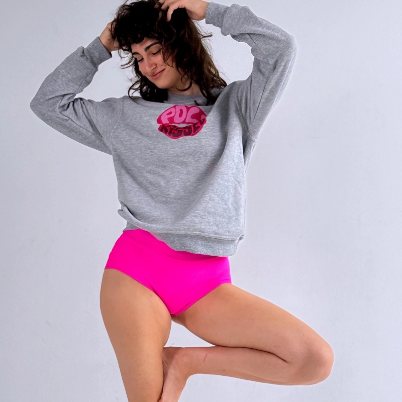 Szara bluza Pole Kissed do pole dance na sylwetce – cała długość