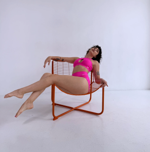 Różowy top Crossed do pole dance na sylwetce