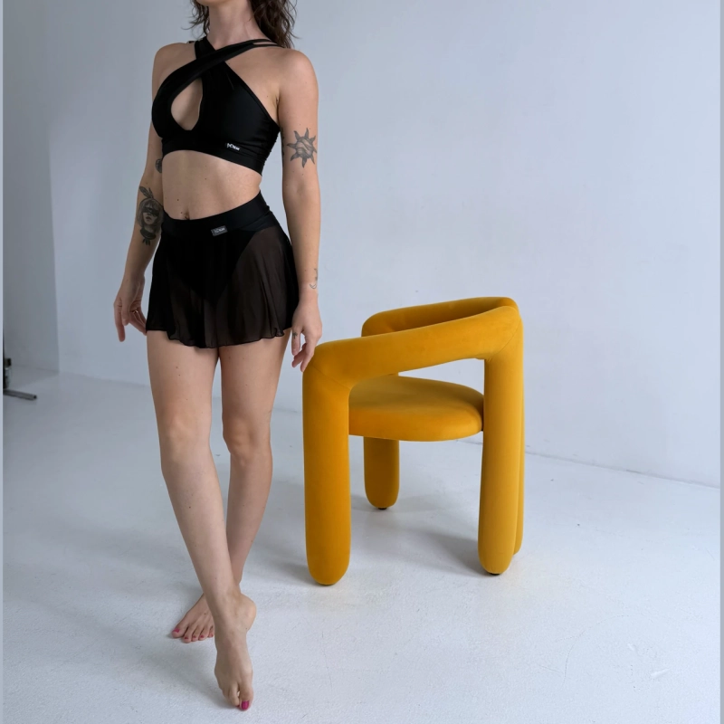 Czarne szorty ze spódniczką do pole dance – przód