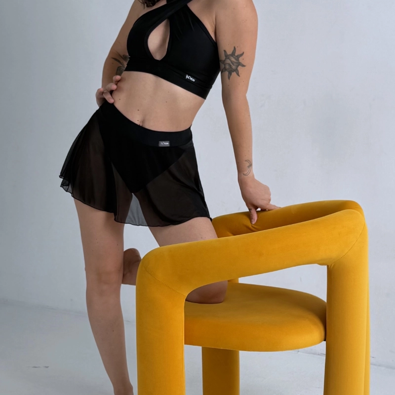 Czarne szorty ze spódniczką do pole dance – przód