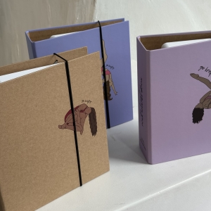 Trzy segregatory Pole Shapes Book otwarte – widać karty figur w środku i czarną gumkę
