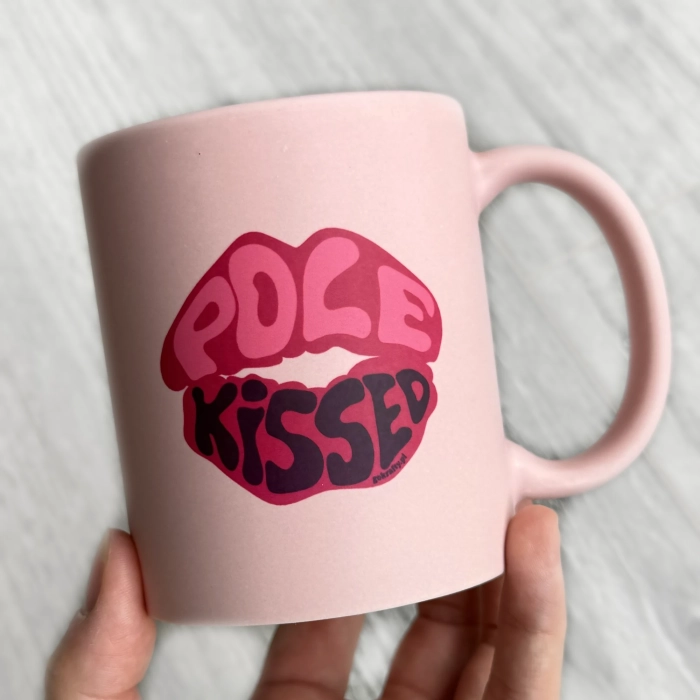 Różowy kubek Pole Kissed 325 ml z nadrukiem ust – przód z bliska