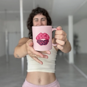 Różowy kubek Pole Kissed wyciągnięty w stronę obiektywu