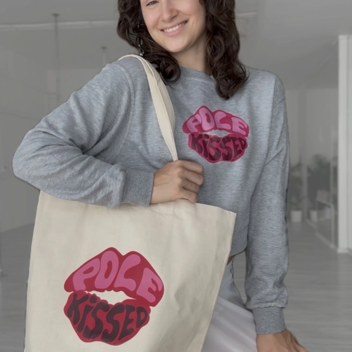 Torba Pole Kissed na ramieniu – nadruk ust z bliska