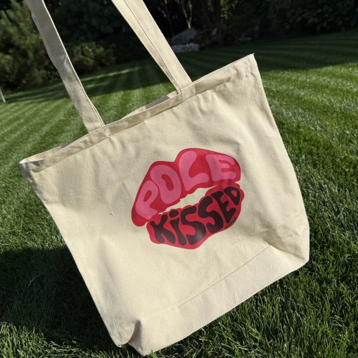 Torba Pole Kissed na trawie – naturalny kolor bawełny i długie uchwyty