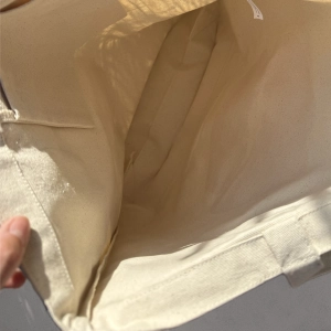 Wnętrze bawełnianej torby Pole Kissed – szwy i głębokość