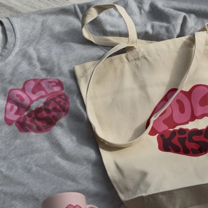 Zestaw Pole Kissed rozłożony – szara bluza, bawełniana torba i różowy kubek